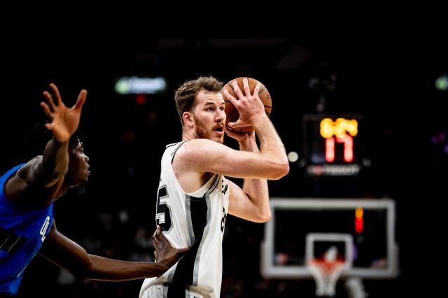 【现场】球迷归来注入能量 年轻马刺延续揭幕战佳绩