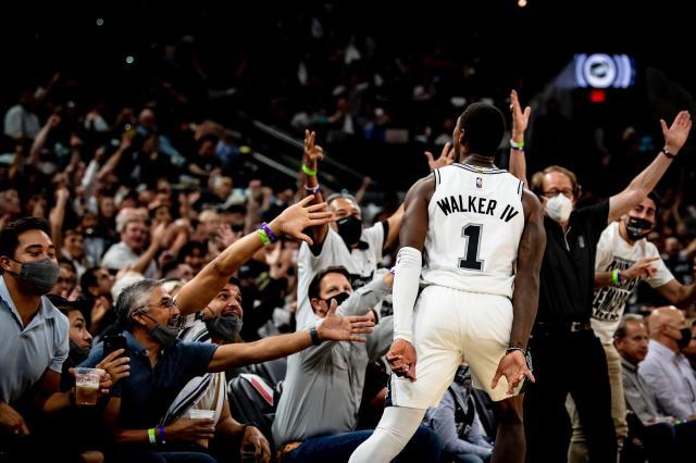 【现场】球迷归来注入能量 年轻马刺延续揭幕战佳绩