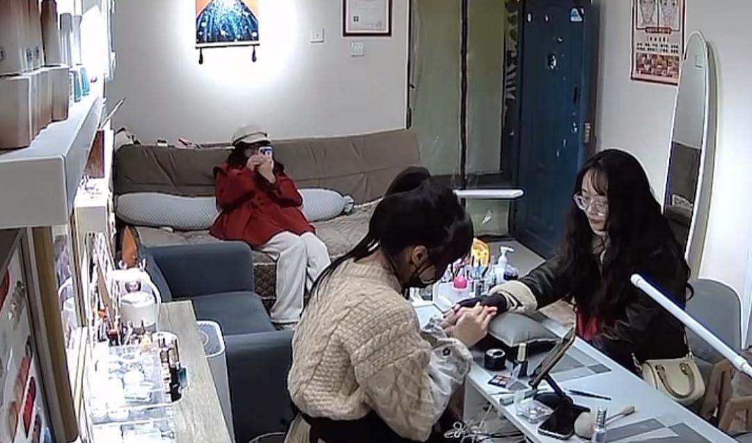 央视车被堵外面,人民日报下场,白衬衫守护,呆呆成为历史第一人