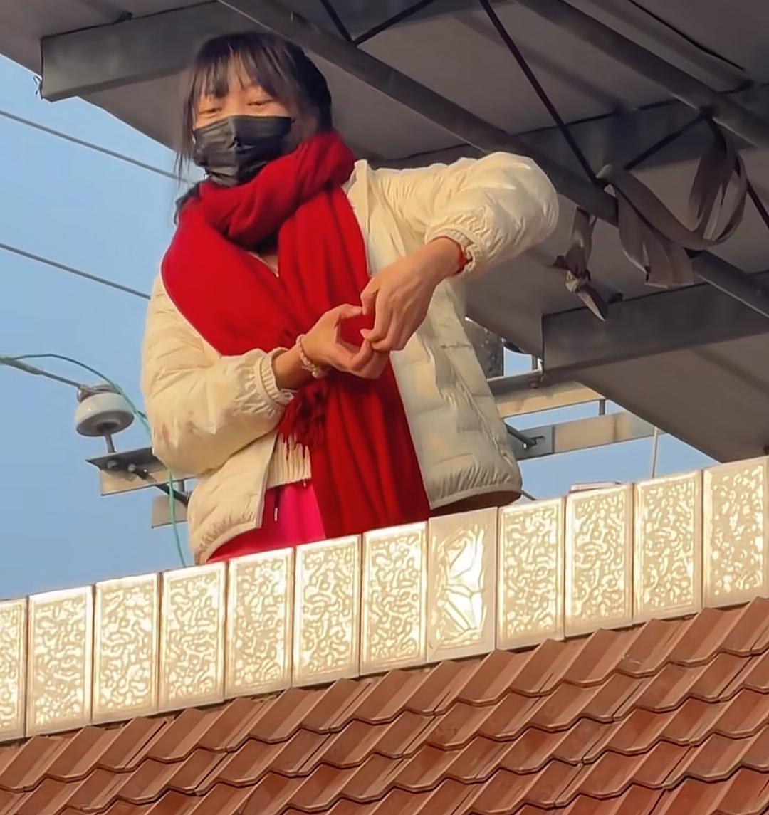 央视车被堵外面,人民日报下场,白衬衫守护,呆呆成为历史第一人