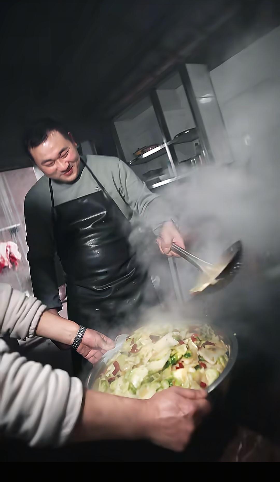 央视车被堵外面,人民日报下场,白衬衫守护,呆呆成为历史第一人