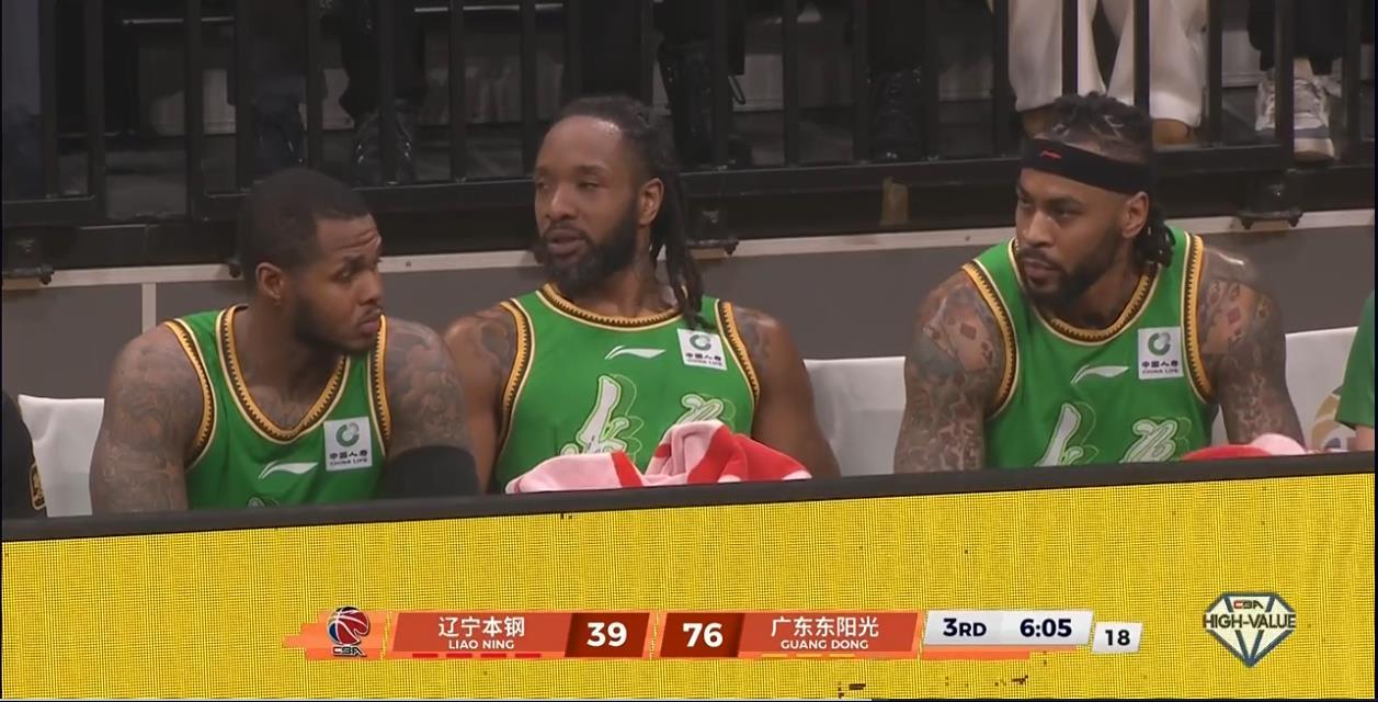 kaiyun-有谁注意到,昨晚比赛中,杨鸣的表情举动,都在发出无声的抗议啊