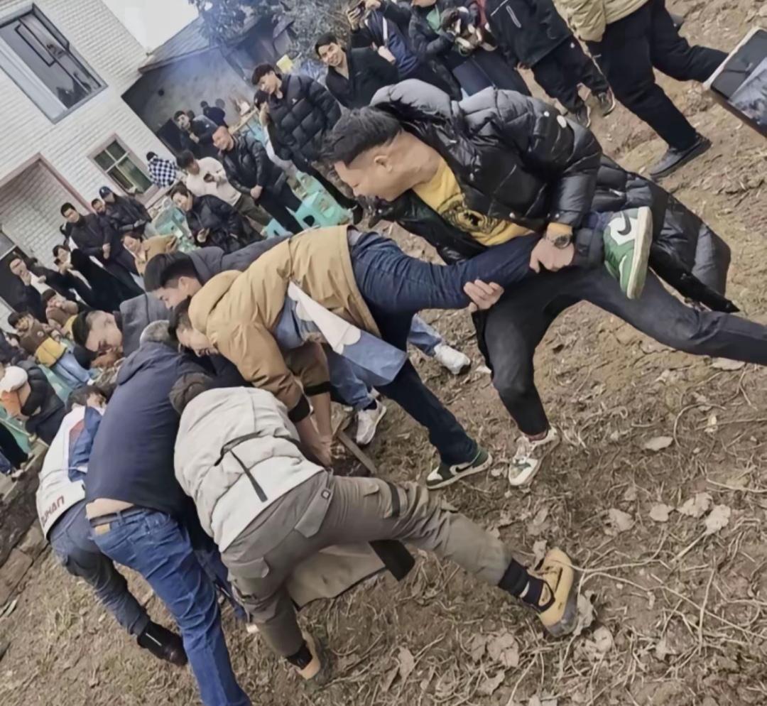 央视车被堵外面,人民日报下场,白衬衫守护,呆呆成为历史第一人