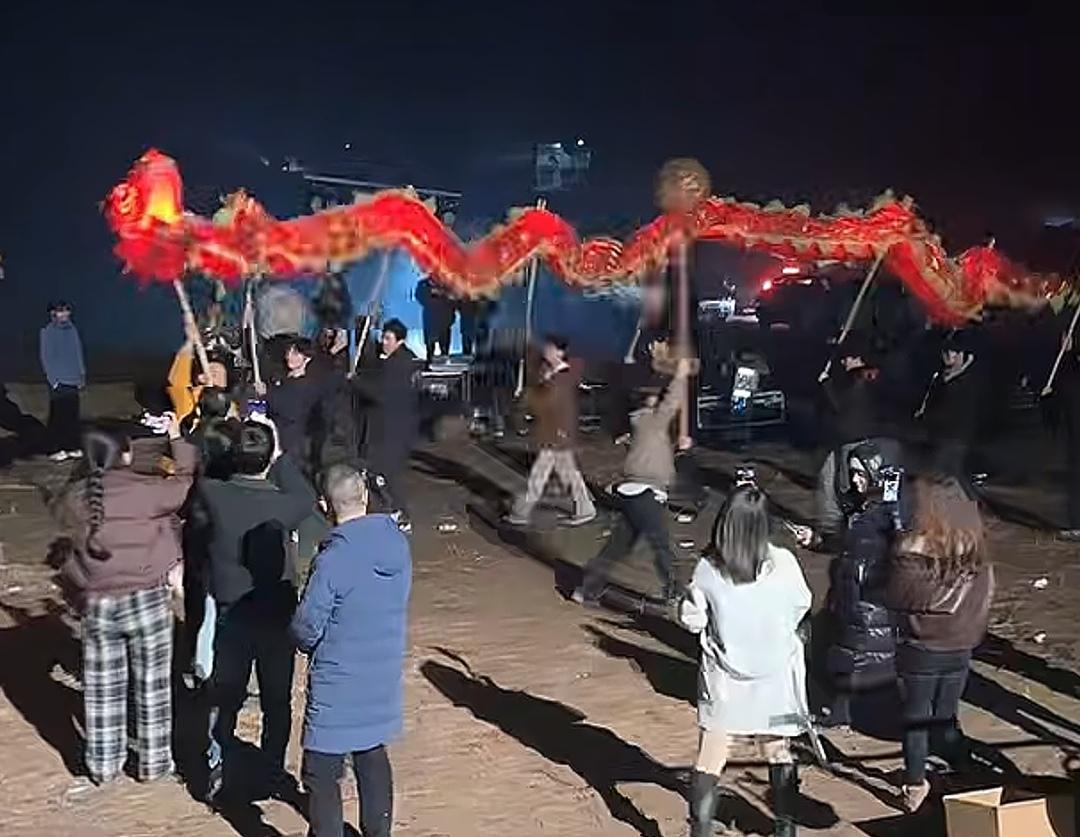 央视车被堵外面,人民日报下场,白衬衫守护,呆呆成为历史第一人