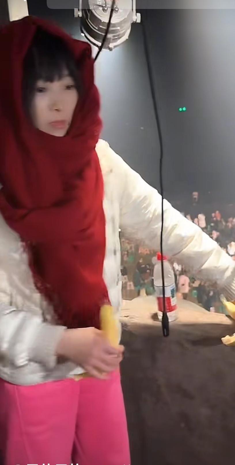 央视车被堵外面,人民日报下场,白衬衫守护,呆呆成为历史第一人